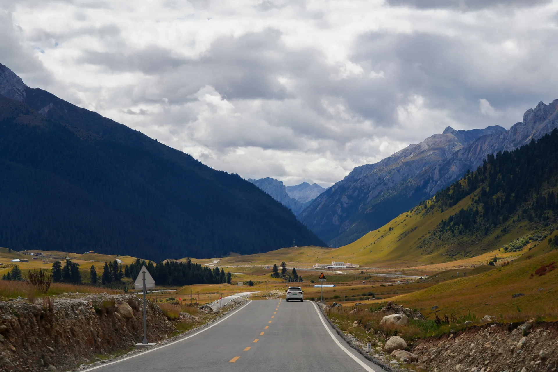 Scenic Himalayan mountain road near Dharamshala for RJ Holidays taxi service